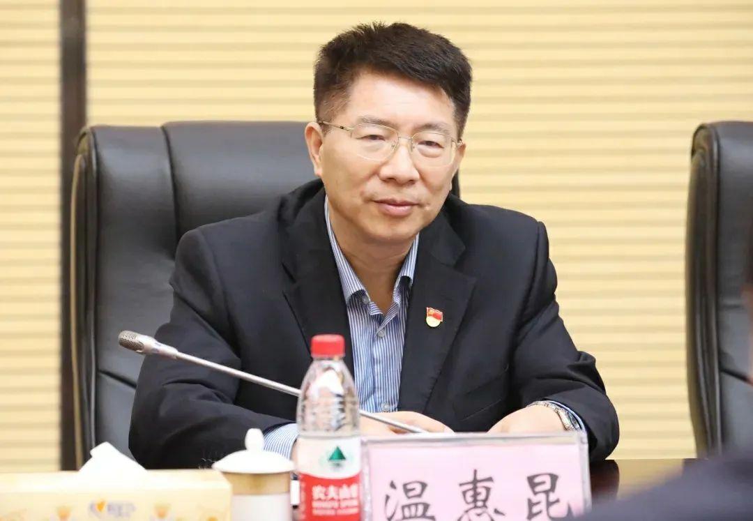 中国农业银行柜台前的坚定身影，金融服务者的责任与专注