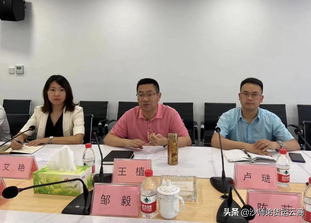 中国农业银行柜台前的坚定身影,金融服务者的责任与专注