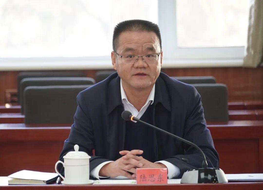 中国农业银行柜台前的坚定身影,金融服务者的责任与专注